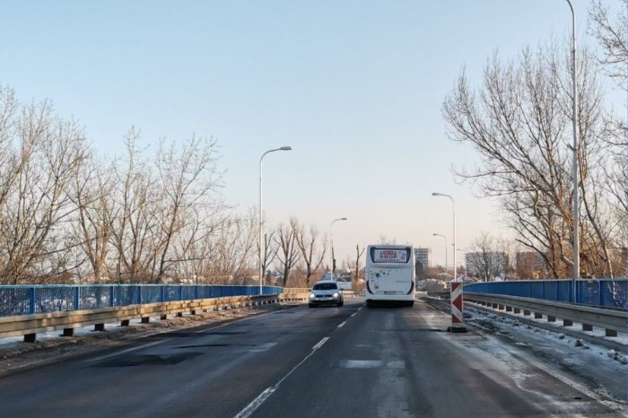 Ilustračný obrázok k článku POZOR na práce na MOSTE cez Váh: Obmedzenie bude trvať do JÚNA