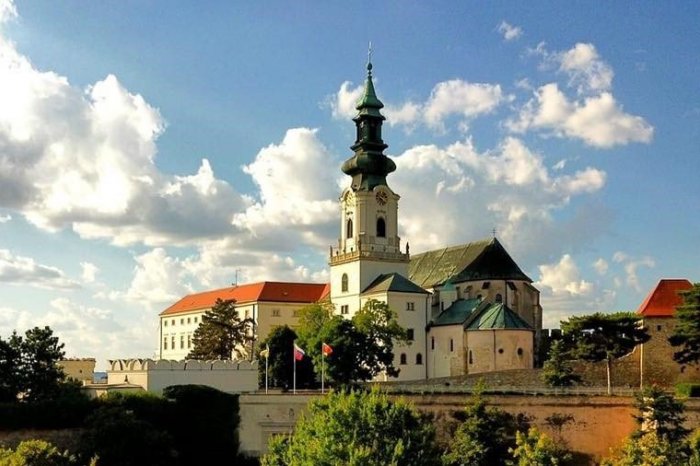 Ilustračný obrázok k článku Regionálne kúsky, program pre DETI, ukážky stredoveku: Také budú MÁJOVÉ trhy na HRADE