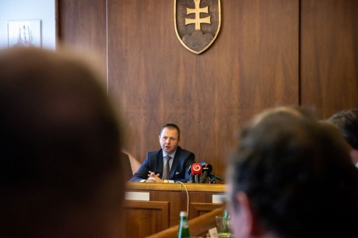 Ilustračný obrázok k článku Ďalší PLAGIÁTOR? Poslanec Smeru Marián Kéry údajne ODPÍSAL celú diplomovú prácu