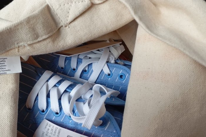 Ilustračný obrázok k článku Našli sa nádherné tenisky, hľadá sa majiteľ: V prešovskej MHD si zabudol značkovú obuv