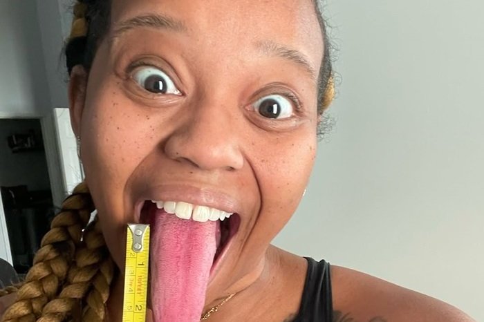 Ilustračný obrázok k článku Chanel má NAJDLHŠÍ JAZYK na svete: Ľudia kričia, keď ho vyplazí!