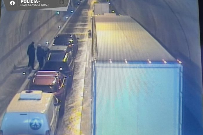 Ilustračný obrázok k článku NEHODA v tuneli Sitina: Po zrážke ŠIESTICH áut je doprava OBMEDZENÁ