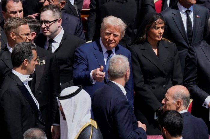 Ilustračný obrázok k článku Trump POBÚRIL svet: Kritika za modrý oblek a počas pohrebu ŤUKAL do telefónu