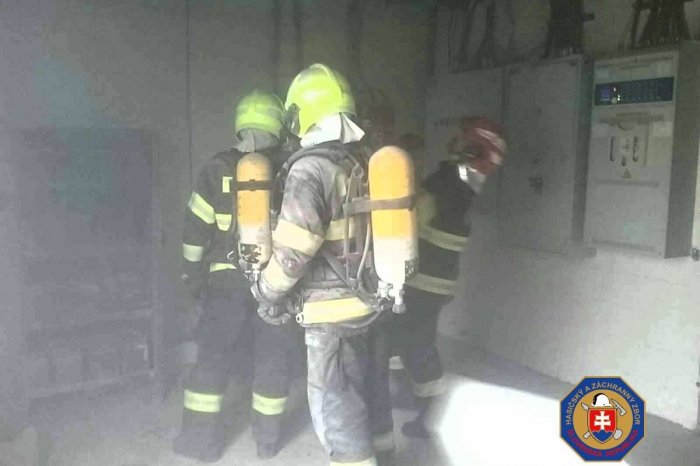 Ilustračný obrázok k článku Hasičov zamestnal POŽIAR akumulátorovej skrine: EVAKUOVALI ľudí z niekoľkých predajní, FOTO