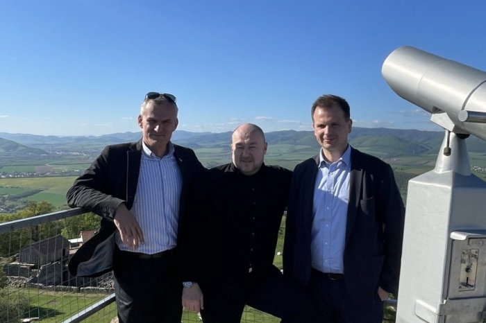 Ilustračný obrázok k článku Do Veľkého Šariša prišiel Rudolf Huliak: Vystúpil aj na hradnú vežu Donjon