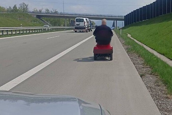 Ilustračný obrázok k článku Nevídaná záhada na diaľnici: Starček po nej jazdil na INVALIDNOM vozíku