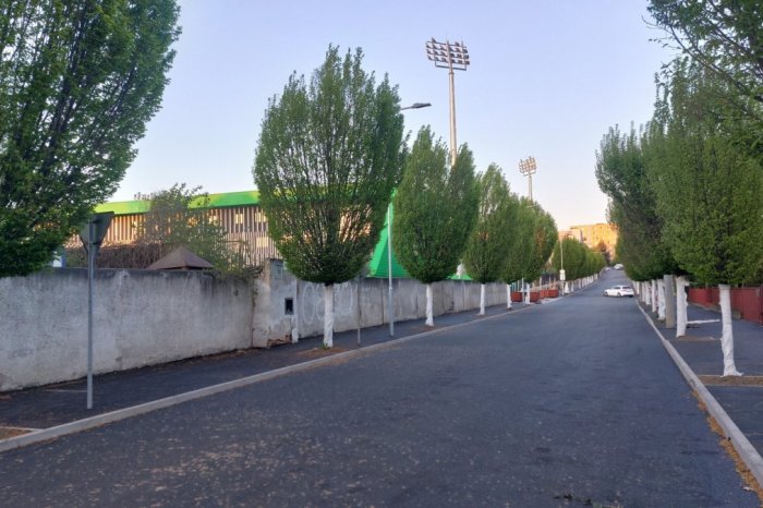 Ilustračný obrázok k článku Zrazu sa to dá: Celé roky zanedbaná Björnsonova ulica pri štadióne má novučičký koberec, FOTO