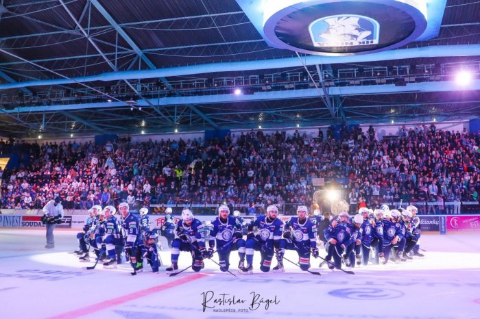 Ilustračný obrázok k článku Finálový zápas číslo 6 bol DRAMATICKÝ nielen na ľade: MUŽ vypadol z VIP tribúny!