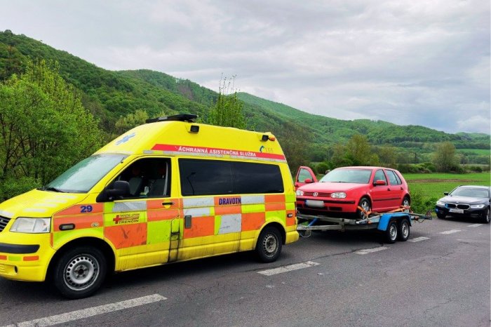 Ilustračný obrázok k článku Policajtov upútala KURIÓZNA sanitka: Na vozíku ťahala auto, vodič má teraz PROBLÉM