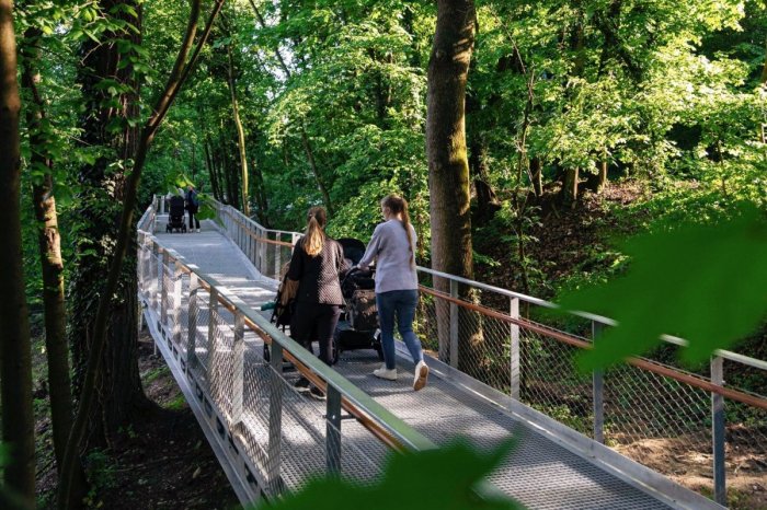 Ilustračný obrázok k článku Parádna NOVINKA: Na Partizánskej lúke otvorili bezbariérovú lávku, FOTO