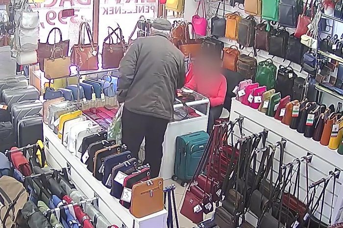 Ilustračný obrázok k článku ŠIALENÝ útok v Prahe: Zákazníka ROZZÚRILA zamietnutá reklamácia, predavačke VYRAZIL zuby!