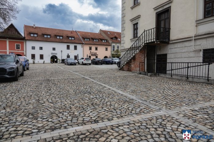 Ilustračný obrázok k článku Na námestí v Spišskej Sobote máme NOVINKU: Ľudí poteší VYNOVENÁ dlažba