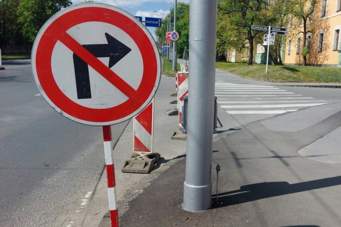 Ilustračný obrázok k článku Ako sa majú ľudia dostať do práce? Dostojevského jednosmerku UZAVRELI, FOTO