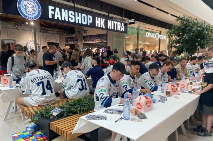 Ilustračný obrázok k článku Strieborní CORGONI rozdávali autogramy: Čakal na nich NEKONEČNÝ dav!