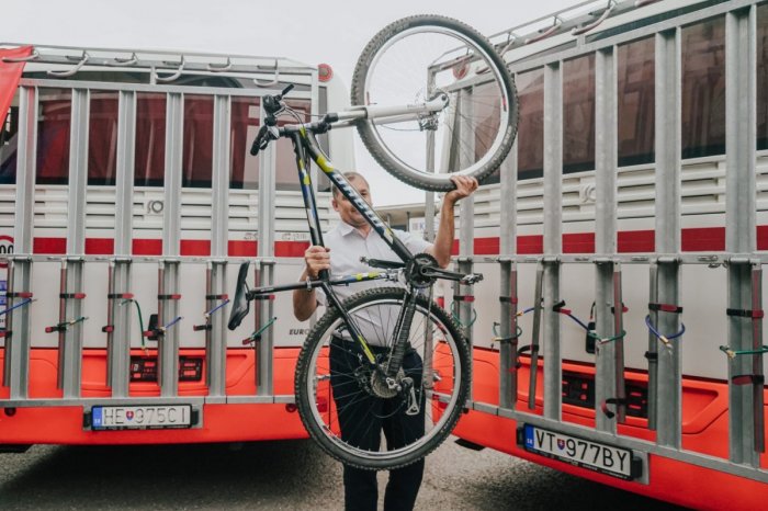 Ilustračný obrázok k článku Je tu opäť ich sezóna, autobusy budú mať nosiče bicyklov: Kam všade nás prepravia?