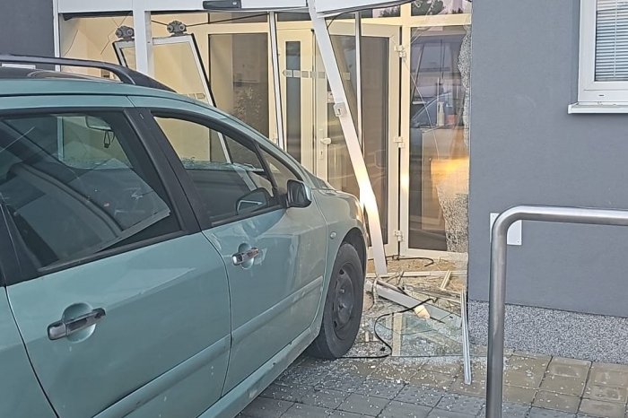 Ilustračný obrázok k článku ŠIALENÁ nehoda: Nadrogovaný muž za volantom! Úmyselne ZDEMOLOVAL dvere policajnej budovy