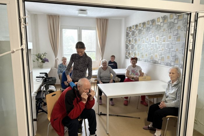 Ilustračný obrázok k článku Mesto zháňa POSILU ku seniorom: Láka na DOVOLENKU navyše aj ODMENY