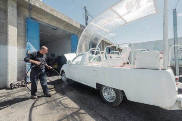 Ilustračný obrázok k článku Posledný dar pápeža: Papamobil bude ZACHRAŇOVAŤ životy! Prerobia ho na pojazdnú KLINIKU