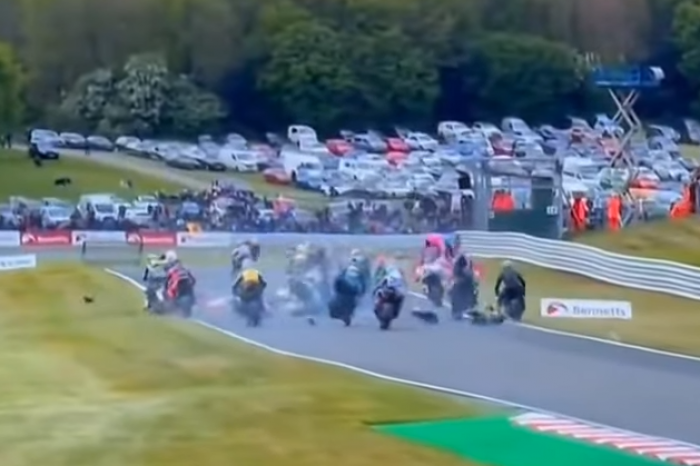 Ilustračný obrázok k článku TRAGÉDIA počas motocyklových pretekov! Hromadná nehoda v prvom kole: Dvaja jazdci ZOMRELI