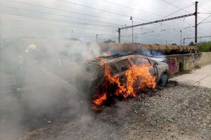 Ilustračný obrázok k článku Desivý pohľad na auto v Kostoľanoch nad Hornádom: Po náraze do betónu začalo HORIEŤ