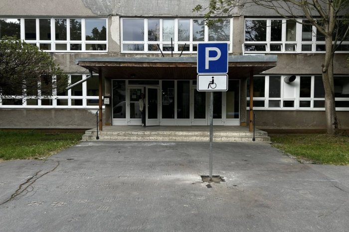 Ilustračný obrázok k článku KURIOZITA ako hrom: V strede chodníka pred školou osadili dopravnú značku, FOTO