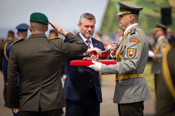 Ilustračný obrázok k článku Prezident: Fašista bol pred 80 rokmi fašistom a je ním aj dnes v slušivom OBLEKU