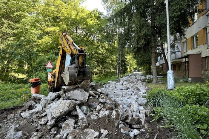 Ilustračný obrázok k článku Bystrický CHODNÍK prebudujú pre peších aj cyklistov: Pribudnú aj PARKOVACIE miesta, FOTO