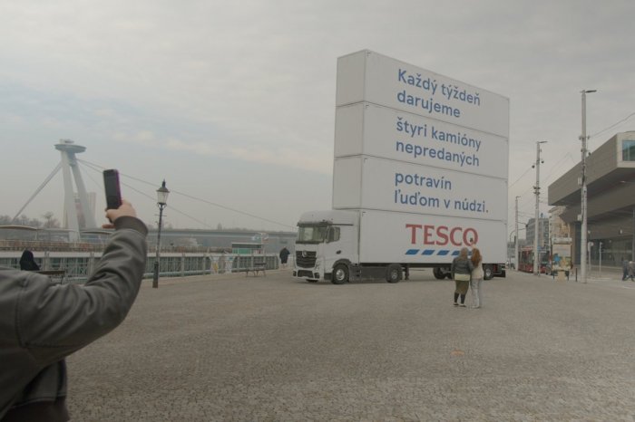 Ilustračný obrázok k článku Tesco každý týždeň daruje 110 ton potravín. Upozorňuje na to netradičným spôsobom – obrovskými kamiónmi v centrách miest