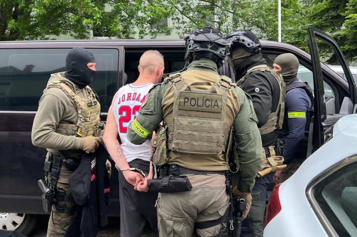 Ilustračný obrázok k článku OHAVNÝ prípad zo Slovenska! Dvojica mala k SEXUÁLNYM službám nútiť neplnoleté dievčatá