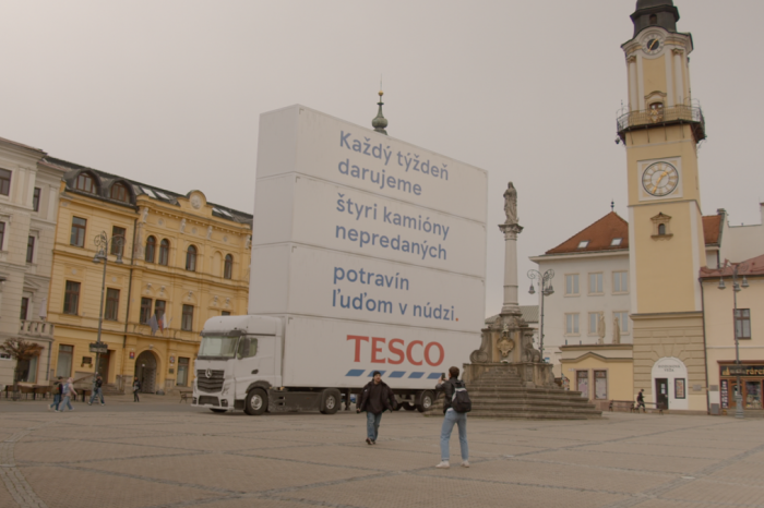 Ilustračný obrázok k článku Tesco každý týždeň daruje 110 ton potravín. Upozorňuje na to netradičným spôsobom – obrovskými kamiónmi v centre Banskej Bystrice
