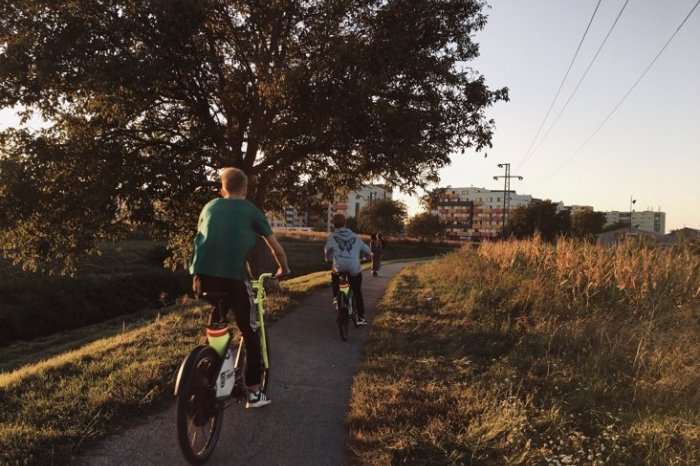 Ilustračný obrázok k článku Do Modranky peši alebo na bicykli: Začali sa práce na novej spoločnej cestičke