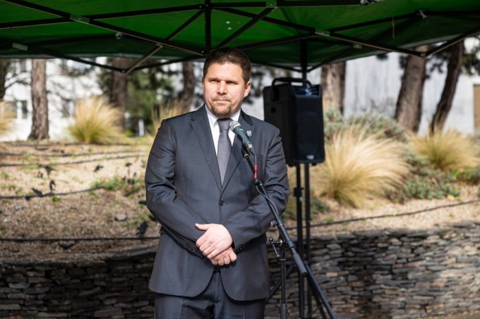 Ilustračný obrázok k článku Starosta Petržalky KONČÍ vo funkcii: MEGA podvod! Zamestnanec si mal vyplatiť MILIÓNY eur