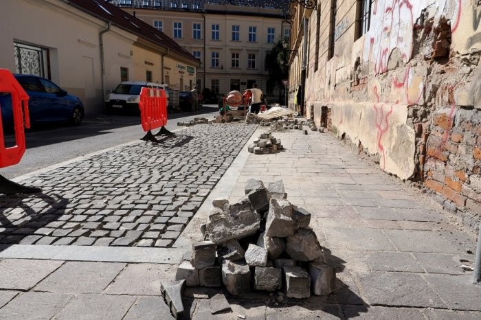 Ilustračný obrázok k článku Nutné opravy dlažby v Košiciach: Na niektorých miestach bolo vysoké riziko úrazu