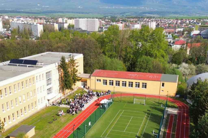 Ilustračný obrázok k článku Super správa pre popradských žiakov: Obchodná akadémia má VYNOVENÉ športovisko