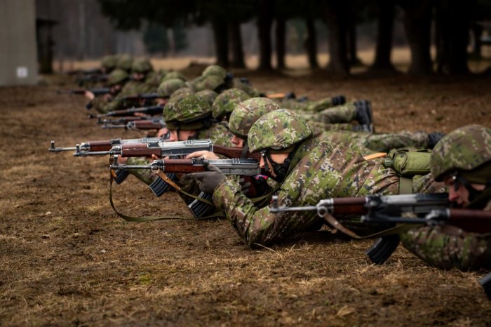 Ilustračný obrázok k článku Štát hľadá ľudí do ZÁLOH: Muži i ženy, zarobiť môžete TISÍCE eur