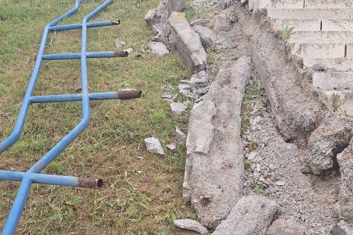 Ilustračný obrázok k článku Chodci tam musia improvizovať: V Ťahanovciach sa zrútila časť schodiska, FOTO