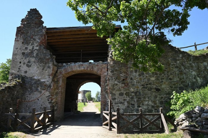 Ilustračný obrázok k článku Výnimočná noc: Na hrade Šariš zažijeme tajomnú atmosféru i fakľový sprievod pri západe slnka