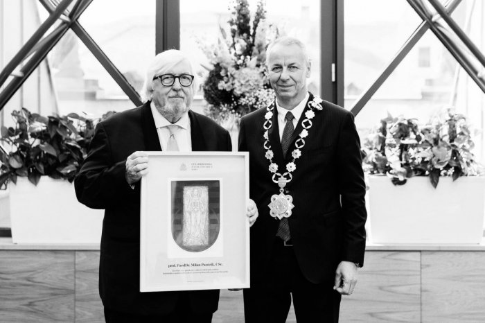 Ilustračný obrázok k článku Prišli sme o VÝZNAMNÚ osobnosť: Za profesorom Milanom Pazúrikom SMÚTIA primátor aj UMB