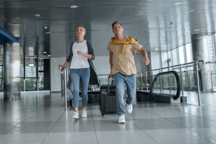 Ilustračný obrázok k článku Medzi dovolenkármi sa šíri nová VÝZVA: Experti varujú! TOTO na letisku ani neskúšajte