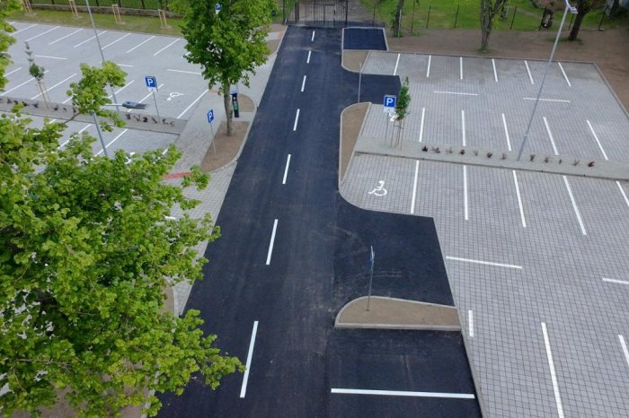 Ilustračný obrázok k článku Prešovčania sa DOČKALI: Z hrôzostrašnej plochy pri amfiteátri je teraz NOVÉ parkovisko, FOTO