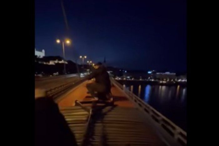 Ilustračný obrázok k článku Šokujúce VIDEO: Traja mladíci sa v Bratislave vozili na streche autobusu MHD