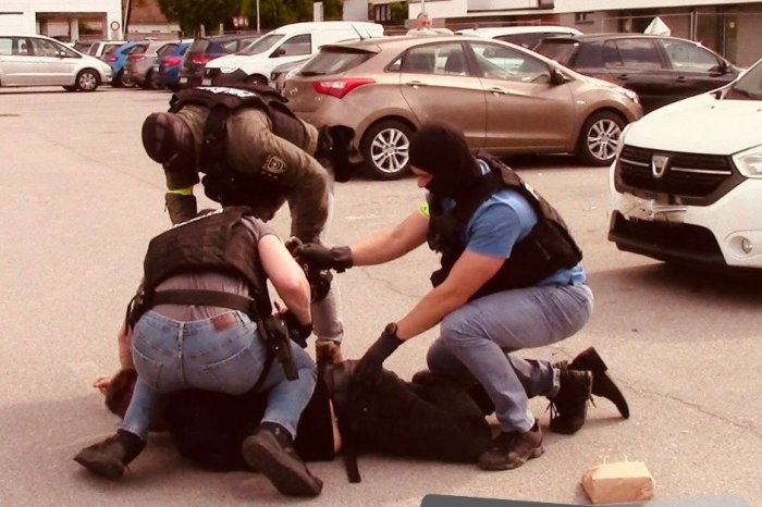 Ilustračný obrázok k článku KUKLÁČI v akcii: Starostu zadržali priamo pri preberaní DESAŤTISÍCOV eur, FOTO