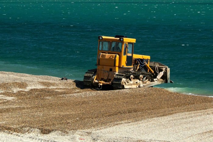 Ilustračný obrázok k článku Strašná TRAGÉDIA! Buldozér zarovnával pláž: Pred zrakmi dovolenkárov ZABIL ženu