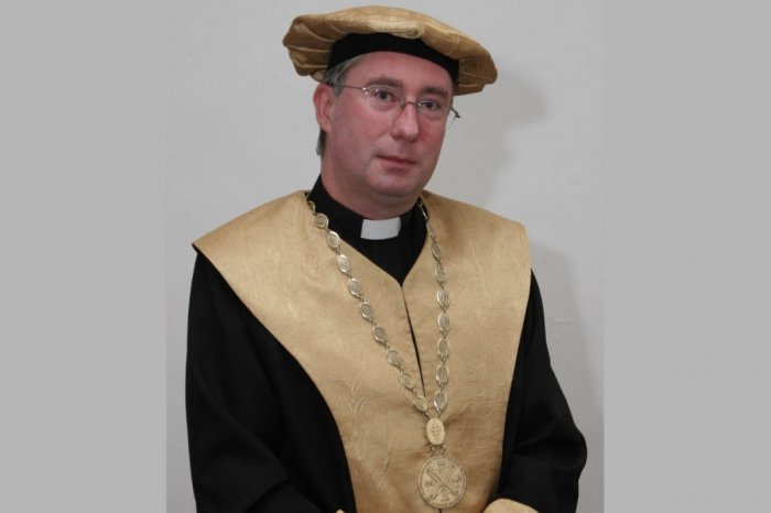 Ilustračný obrázok k článku Akademickú obec zasiahla smutná správa: Zomrel bývalý dekan Prešovskej univerzity