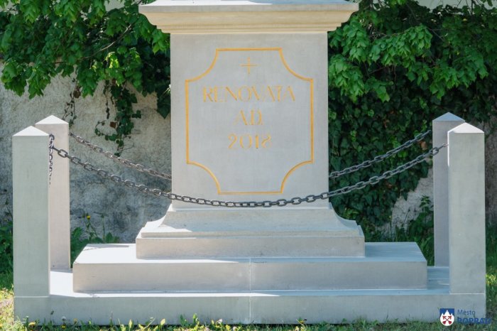 Ilustračný obrázok k článku V Poprade deti ničia repliku Immaculaty, z reťazí si robia hojdačku: Museli ju opravovať