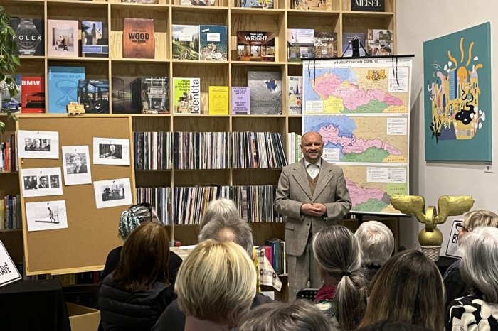 Ilustračný obrázok k článku DIVADLO POPRAD pripravilo ochutnávku svojho programu. Monodráma DEJEPIS HROU približuje divákom dejiny 20. storočia