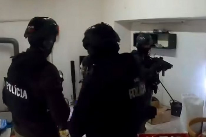 Ilustračný obrázok k článku Protidrogová RAZIA na strednom Slovensku: Kukláči nabehli do niekoľkých predajní, VIDEO