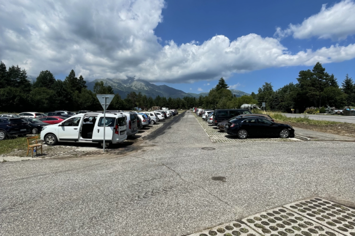 Ilustračný obrázok k článku V Tatrách spúšťajú záchytné parkovisko: BEZPLATNE zaparkujeme na začiatku Tatranskej Lomnice