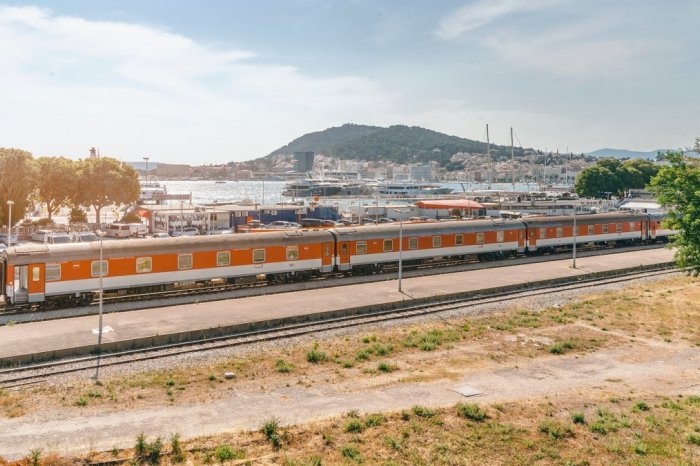 Ilustračný obrázok k článku O cesty vlakom k Jadranu je OBROVSKÝ záujem! Využilo to už viac ako 1 500 ľudí