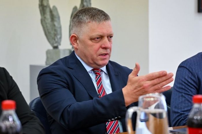 Ilustračný obrázok k článku Fico: Vláda nemá korupčný škandál, český europoslanec je PODIVÍN a nájomný politický VRAH